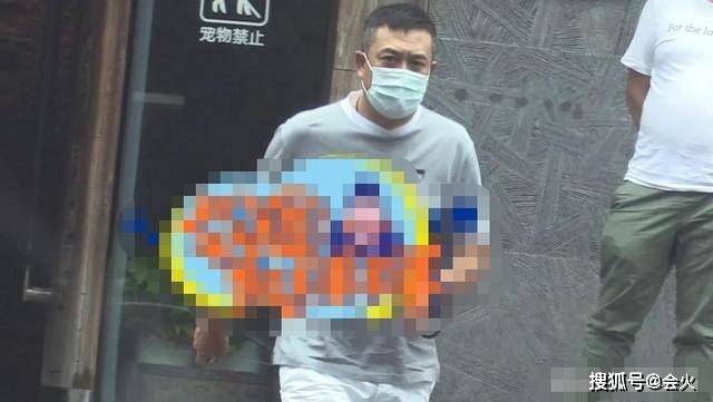 张一山|原创张一山恋情曝光了？巩俐与71岁外籍老公现身？张嘉译满头白发？