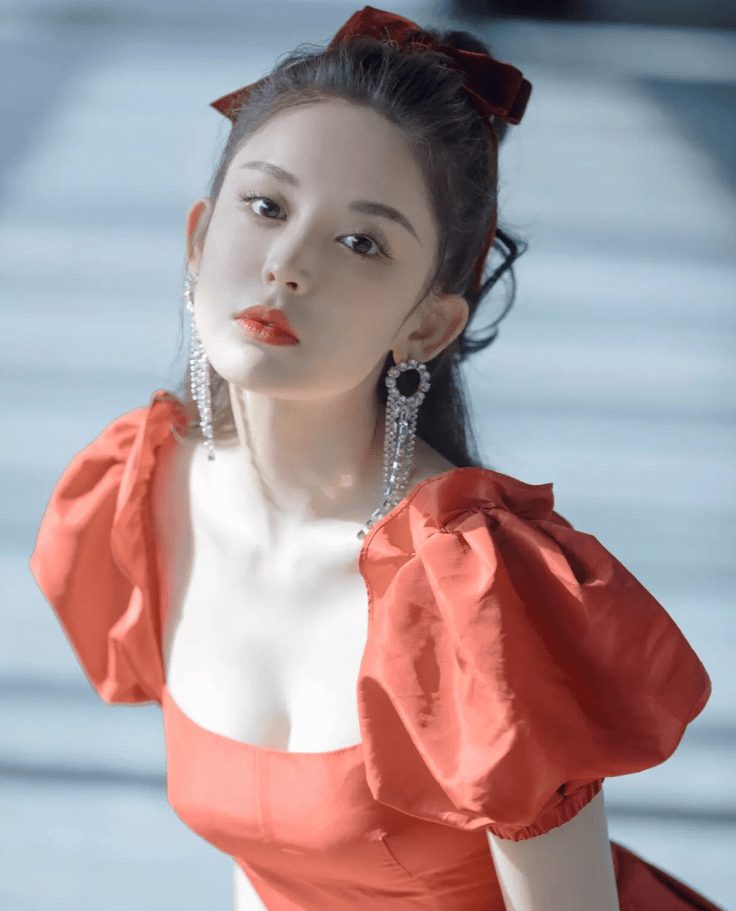 身段|古力娜扎挑战“公主造型”,穿红裙彰显身段,两种肤色让人意外