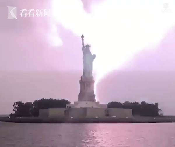 美国自由女神像被闪电击中 现场犹如灾难大片