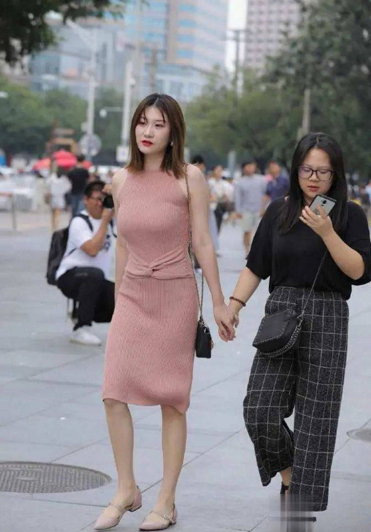 路人街拍,配上粉色的针织连衣裙,尽显娴静温婉的淑女气质