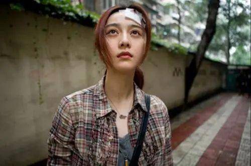 章子怡|范冰冰曾穿抹胸烈焰红裙同章子怡争艳!魔鬼好身材真诱人