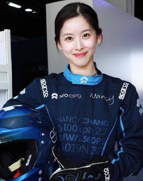 低调|“京东夫人”不再低调？章泽天穿“露脐装”秀身材，嫁给爱情越来越美