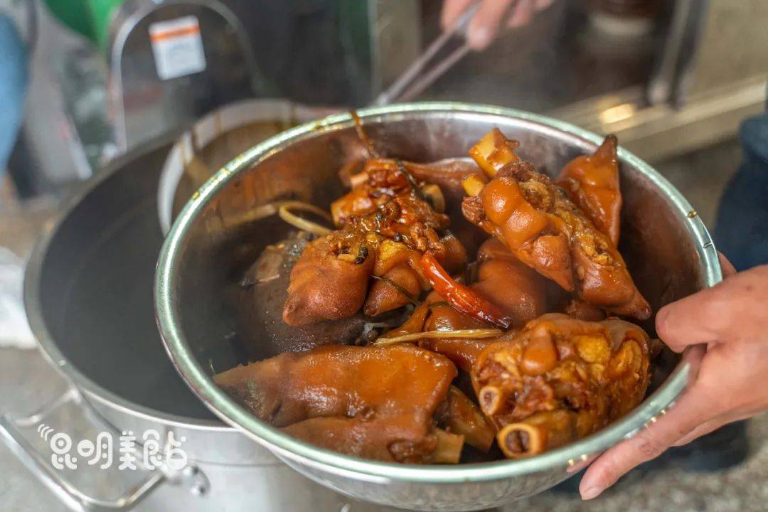 昆明|路边卖烧烤，好吃到车辆水泄不通昆明43斤村花找不到对象