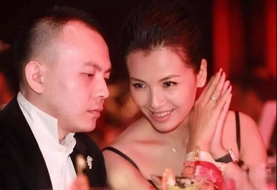 女人|42岁的刘涛宣布转行：从「贤妻」到「总裁」，女人闪耀的地方绝不止外表！