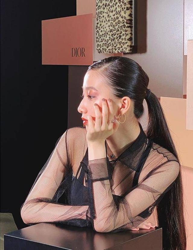 木村|暗黑媚惑妆失败，木村心美透视风变“妈咪”，妈妈小背心还踩一脚