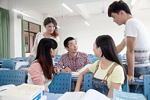 生活费|大一女生，每月要求父母给4500元生活费，过分吗？