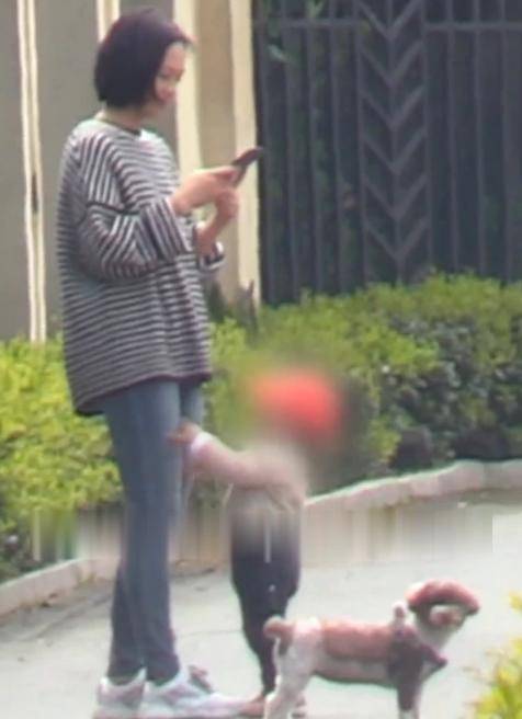 原创朱丹挺4个月孕肚抱女儿太吃力！女儿正面照曝光，太像老公周一围