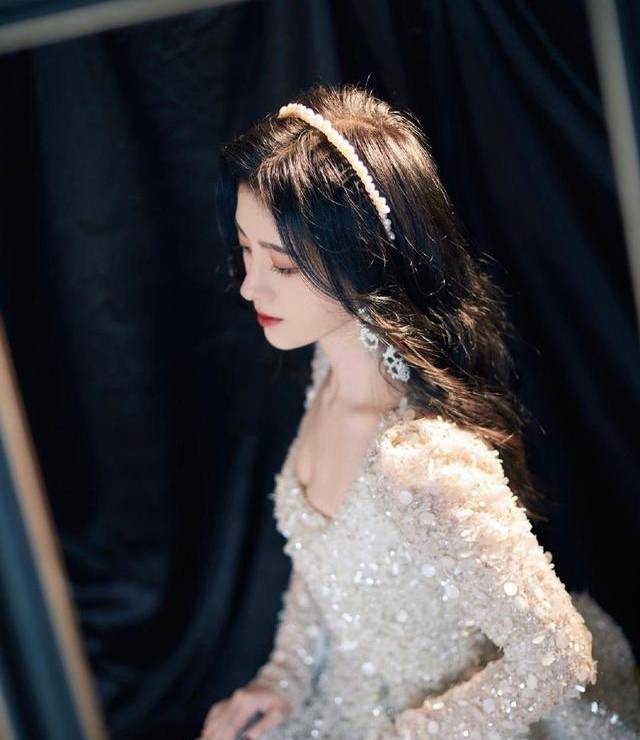 鞠婧祎|鞠婧祎全球仅一件的定制礼服，结果去年秦岚穿过，品牌方回应了