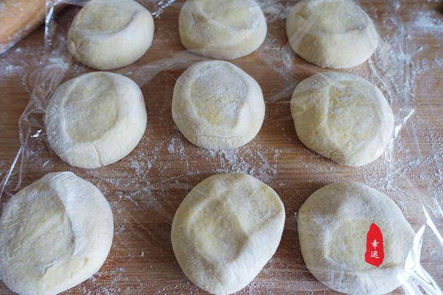 黑木耳|皮薄馅大馅抱团,黑木耳脆爽让口感更佳色泽金黄的菜窝窝出锅了