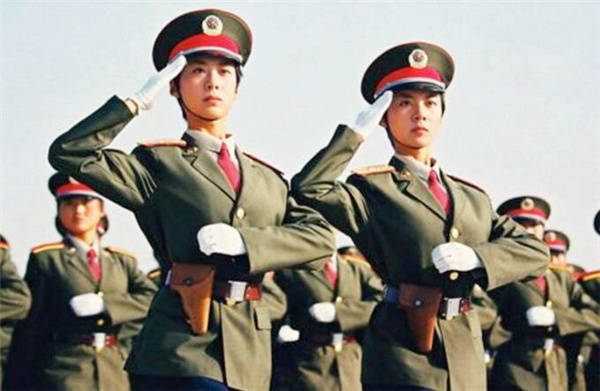 双胞胎|原创当年在阅兵仪式上“红遍中国”的双胞胎姐妹花，如今现状如何？