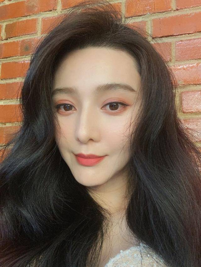 范冰冰|范冰冰大50万着装现身艺术展,橘子汽水色系有心机,这就登热搜了