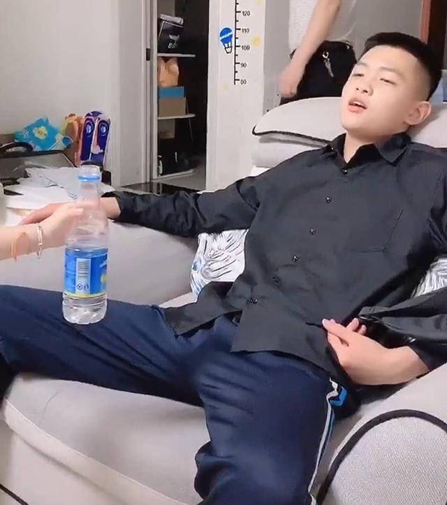 哥哥放学回家,妹妹进行“一条龙”服务,爸爸:我都没享受过这待遇 哥哥放学回家,妹妹进行“一条龙”服务,爸爸:我都没享受过这待遇