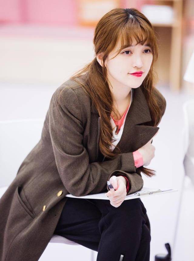 扇子|原创金莎掉扇子在《浪姐》现场大哭，看看其他明星如何化解舞台失误？