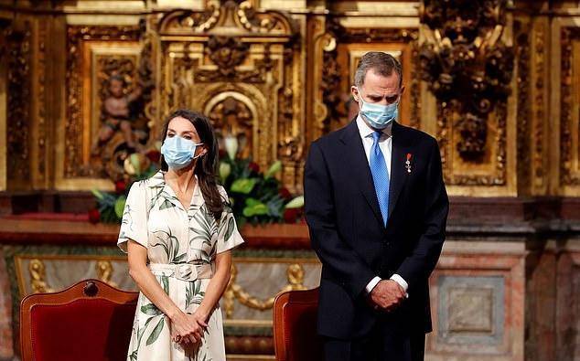 国王|莱蒂齐亚王后参加周日弥撒！穿绿色印花裙又美了，国王宠溺眼神啊