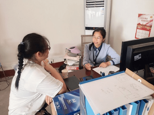 驻台儿庄区的团队成员正在采访文创部门负责人朱女士