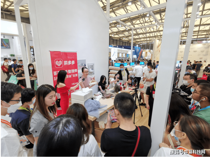 百货|拼多多“秒拼”事业群将亚洲最大百货展搬到线上 近百万人直播参与“云砍价”