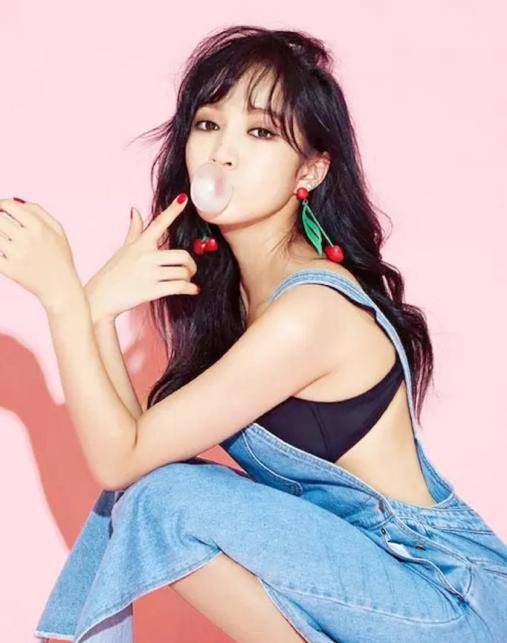 孟佳还曾以sisters组合成员参加浙江卫视的综艺节目《越跳越美丽》被