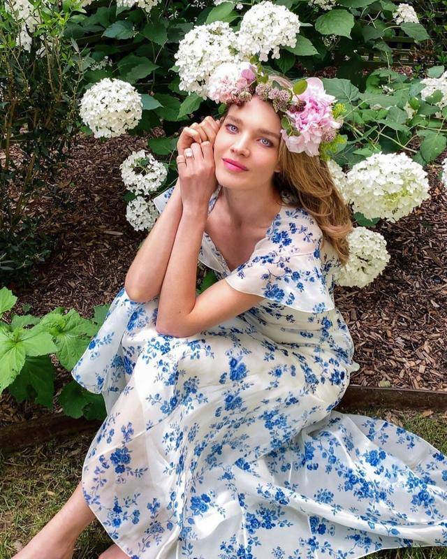 泳衣|LV太子妃穿豹纹紧身泳衣,跪沙滩上大秀火辣身材,咧嘴笑撞脸舒淇