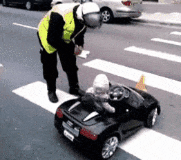 汽车走斑马线,不好意思请交罚单.