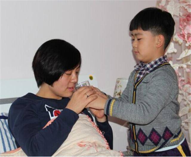 原创“为你们花的不心疼”，小学女孩用第一份工资请父母吃饭，太暖心