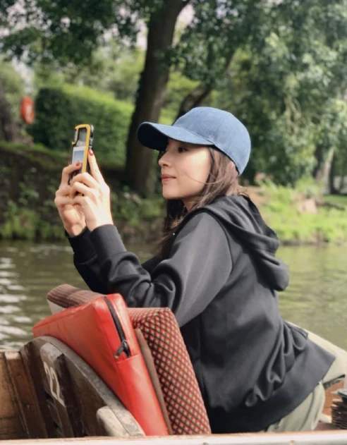 样子|董洁硬拗清纯样子好假，脸上都是衰老的皱纹，像50岁的人了！