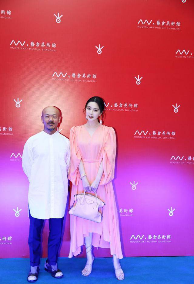 机场|范冰冰现身机场土掉渣，跟台上气场碾压男人的她相比判若两人