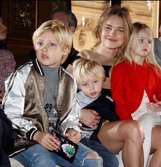 泳衣|LV太子妃穿豹纹紧身泳衣,跪沙滩上大秀火辣身材,咧嘴笑撞脸舒淇