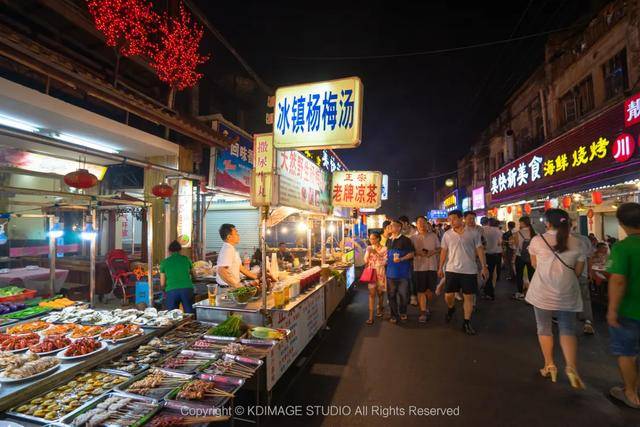 原创南宁中山路美食街,道路中间摆满摊,老店美食吃到撑