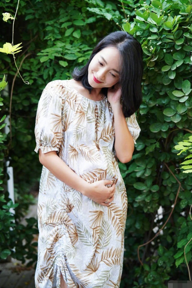原创39岁朱丹晒二胎孕肚照四肢纤细气质绝佳却因穿着引网友热议