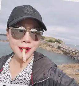 鞋拔子|54岁田震近照,染金发打扮时髦,变鞋拔子脸大鼻孔认不出