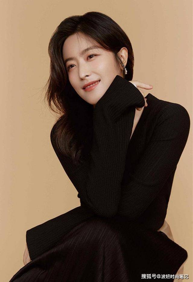 珍珠|谁说珍珠是奶奶辈的专属？这样穿戴太显气质，从老年圈拉回时尚圈