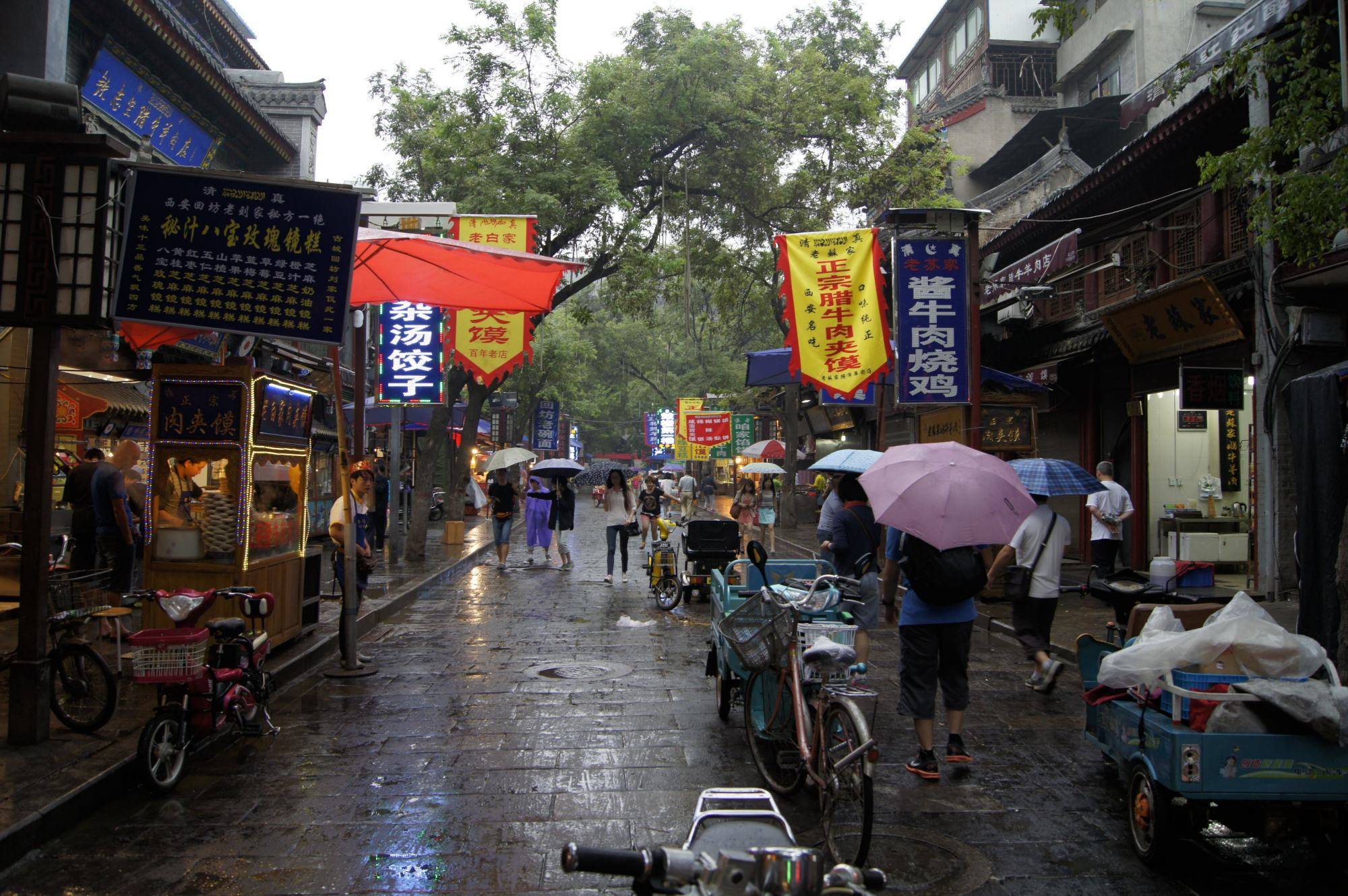 真正的古街竟输网红景点,西安大唐不夜城入选示范街,回民街落选