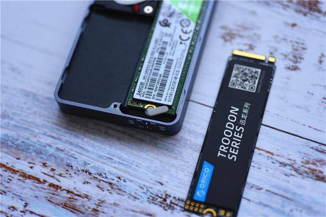 电源|10Gb/s速率，加一个小风扇，自制一个持续低温的移动硬盘