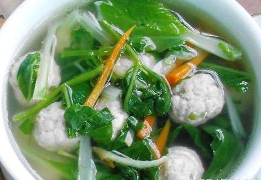 美食优选:小白菜肉丸汤,黄瓜木耳炒蛋,凉拌丝瓜尖的做法