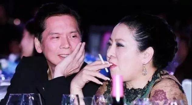 向太|向太邓文迪是亲姐妹吗？？身价百亿的豪门阔太们，竟然都长同一张脸...