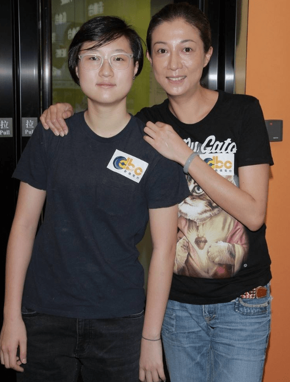 吴绮莉否认向成龙要钱？爆料人再回应：她亲口