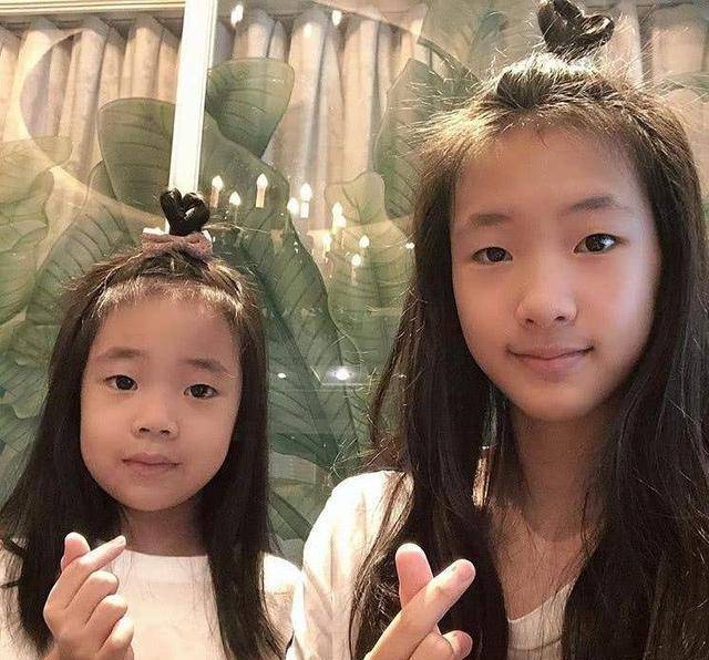 小s女儿合体拍大片,老二高级脸,老三很软萌,小s你太会生了