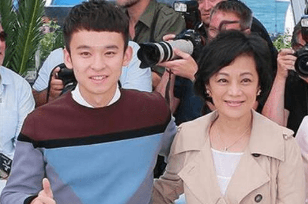 陈红儿子不温不火，宋丹丹捧儿子也不行，她撒手不管儿子却红到发紫