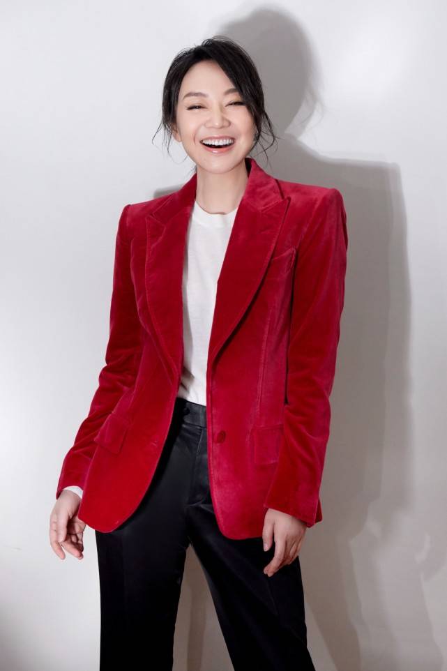 西装|49岁闫妮越来越有魅力，外穿西装内搭黑色吊带，身材火辣有女人味