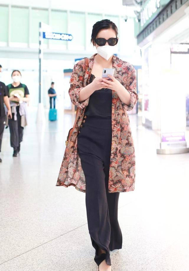 背心|秦海璐穿衣太个性，''老土''外套配蕾丝背心，出乎意料的时尚