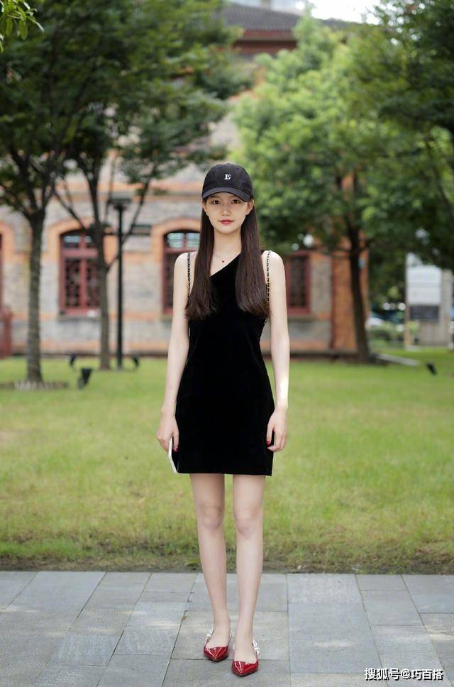 款式|兜兜转转还得是它们，要想场面撑得住，就不能错过有设计感的衣服