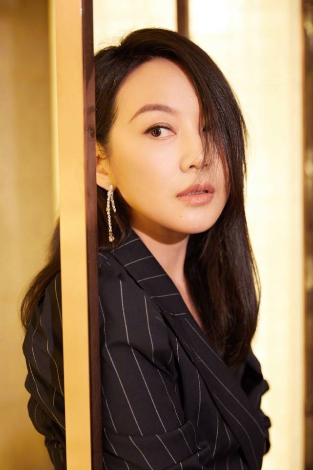 西装|49岁闫妮越来越有魅力，外穿西装内搭黑色吊带，身材火辣有女人味