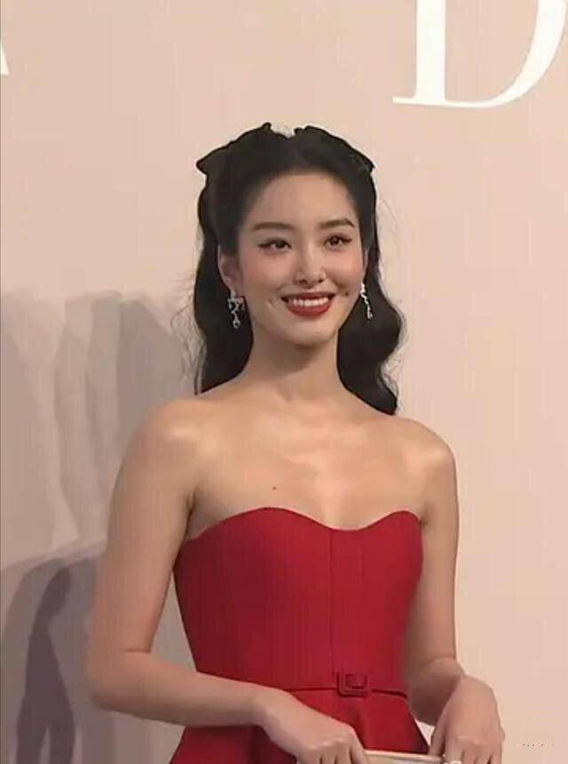 赵丽颖|赵丽颖被名牌坑惨？迪奥临时修改文案，从＂顶级＂变＂高级＂