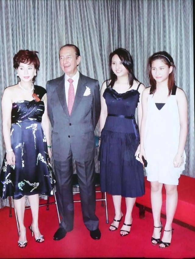 现身,将"豪门贵妇"这四个字发挥得淋漓尽致,哪怕是最低调的三太陈婉珍