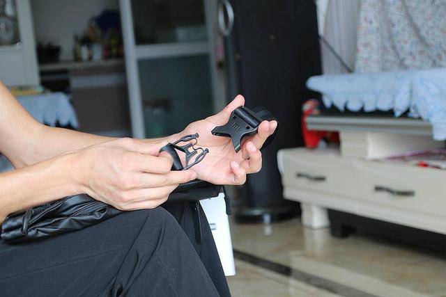 运动|小米多功能运动休闲胸包，这是一款能告别到处翻找物品的烦恼包包