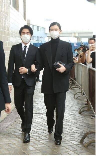 齐娇|齐娇穿T恤配裤装挤公交，昔日阔太气场全无，何猷启不心疼女儿吗