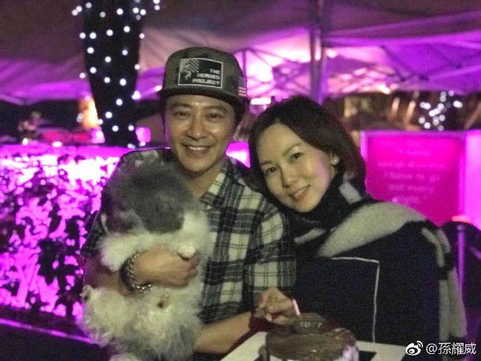原创孙耀威结婚三周年表白妻子陈美诗，甜蜜接吻秀恩爱，坦言仍在热恋中