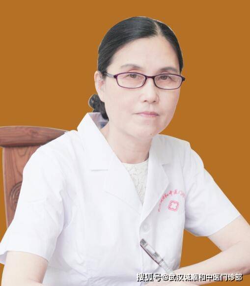 武汉疑难皮肤病专家胡爱玲:慢性湿疹长满了小红丘疹吃什么中药好?