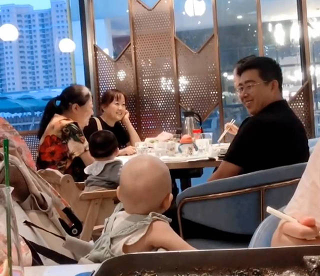 宝宝|想要主动“撩”一下反被吓尿，妈妈笑翻宝宝餐厅吃饭被邻桌小帅哥吸引
