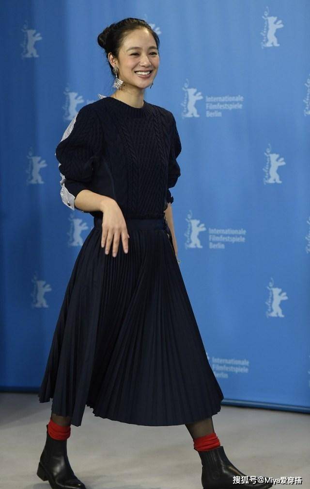 美得|周韵真的有42岁吗，穿深色裙子美得惊艳，只是黑鞋配红袜有点LOW